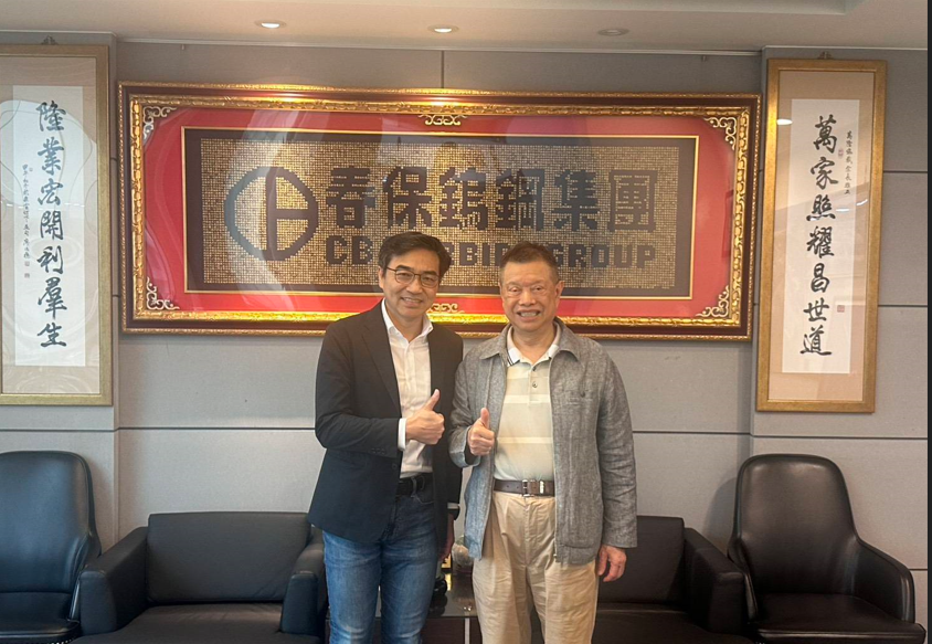 「鎢鋼大王」廖萬隆(右)8月份才在新北市的辦公室會見採訪過他的記者。圖/陳中興提供