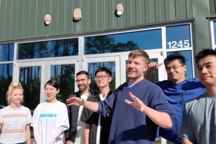 大陸網紅來到MrBeast（右3）位於美國的拍攝基地交流。圖/取自影視颶風影片