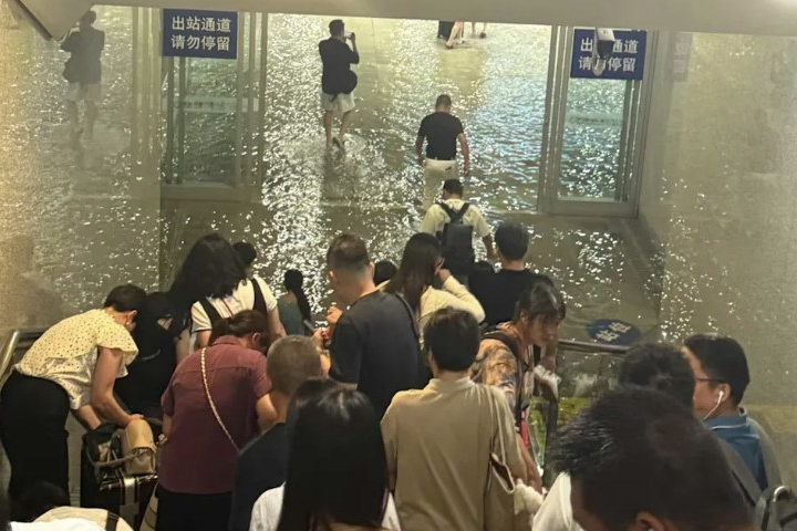因極端強降雨，大陸成都地標車站「成都東站」也發生屋頂漏水、站內大淹水災情，旅客需涉水而過。圖/取自微博