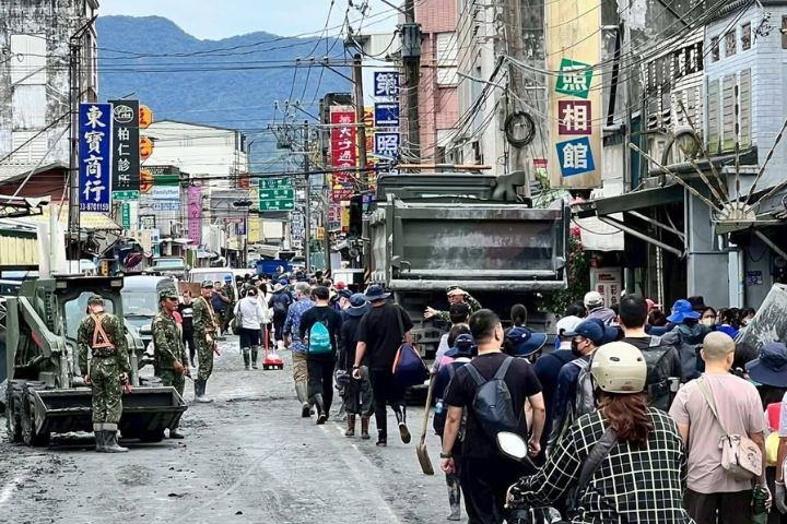 來自全台數以萬計的志工扛著鏟子、背著水桶、腳踩雨鞋，奔赴東台灣，成為災區最堅實的後盾。圖/取自台鐵