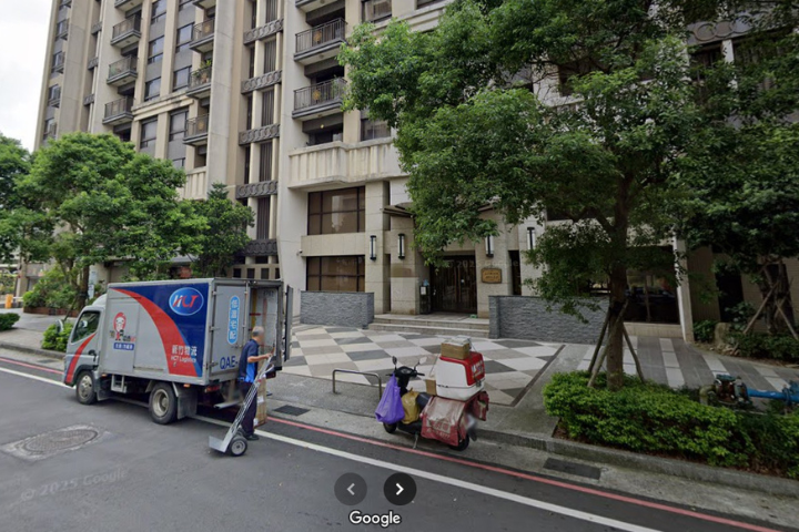 53歲的許姓男子住在桃園市中壢區某社區大樓，5月19日許男不慎誤將貴重財物丟棄至垃圾壓縮機內，疑似不小心觸動壓縮機紅外線感應裝置，而遭垃圾壓縮機輾壓，經送醫不治。圖/取自Google Maps網頁