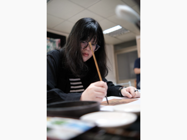 徐若鈞出生就被診斷為泡泡龍寶寶，即便如此，仍不影響她成為一名優秀畫家，發光發熱。圖/周大觀文教基金會提供