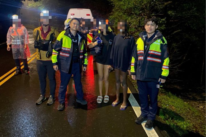 士林分局山仔后派出所所長蘭建榕（左3）、警員蔡智豪（右）救出受困七股野溪溫泉的英籍女子與友人。圖/士林分局提供