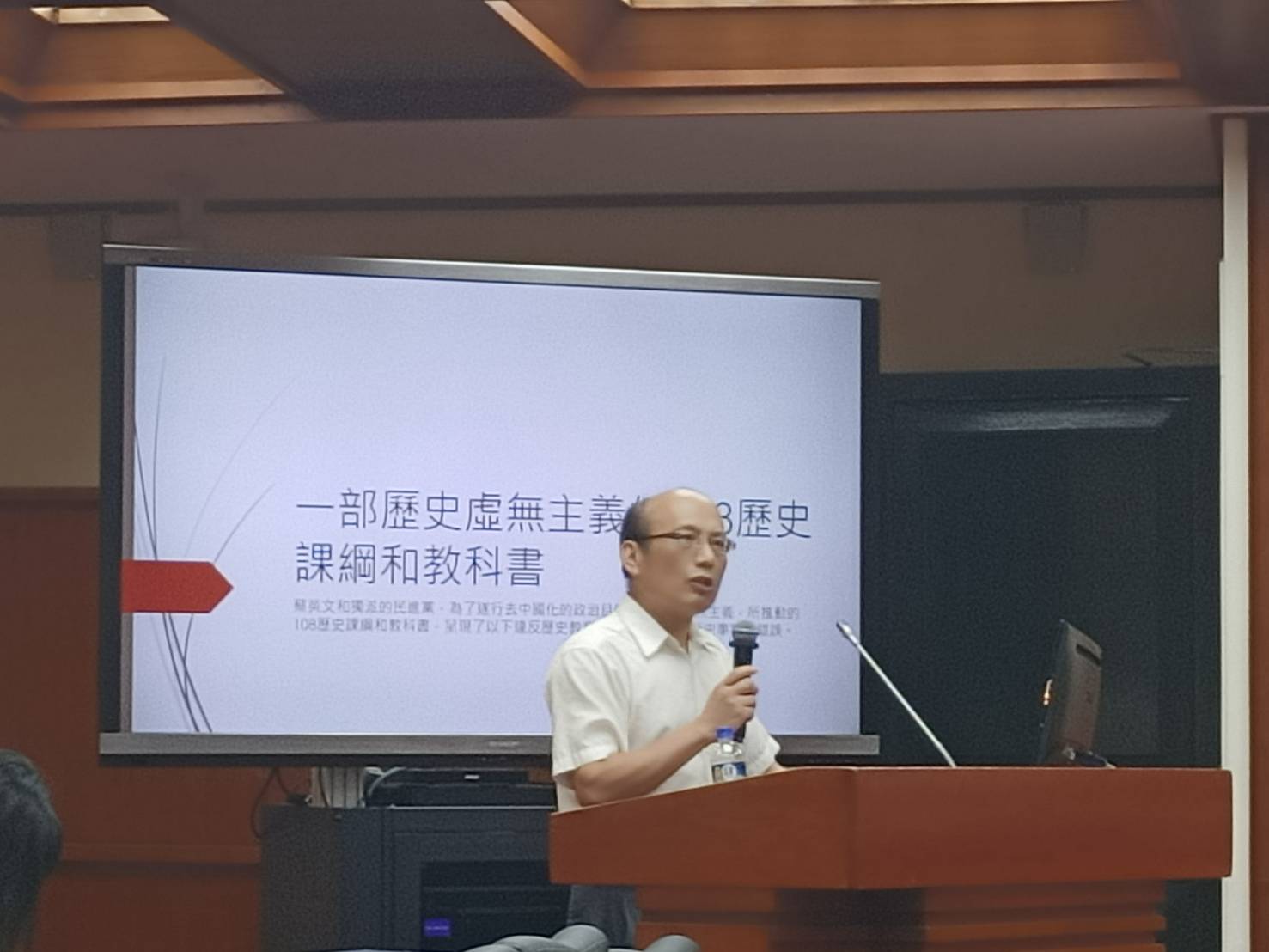 嘉義大學應用歷史系教授吳昆財表示，歷史教育從過去肯定、接著懷疑、現在否定「我是我爸爸生的」，承認自己是中國人居然是一件必須被原諒的事情。圖/簡立欣攝