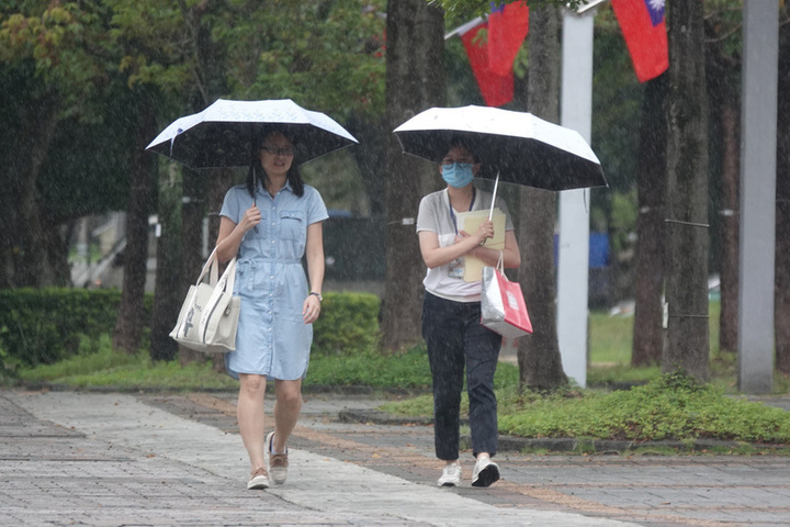 天氣炎熱，午後較不穩定，多地可能有雷陣雨。圖/取自中央社