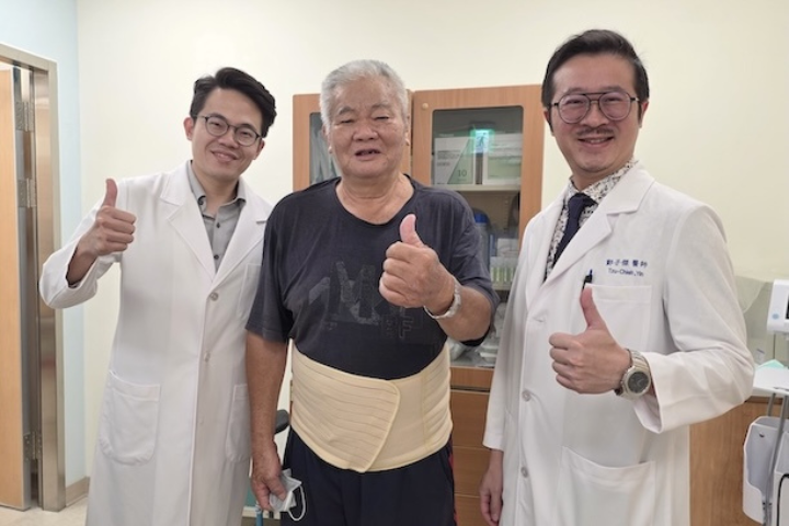 高醫岡山醫院主任醫師吳柏宣(左)、鄞子傑(右)跨科合作雙微創切除手術,助罹患兩癌的七旬翁重獲新生。圖/高醫岡山醫院提供