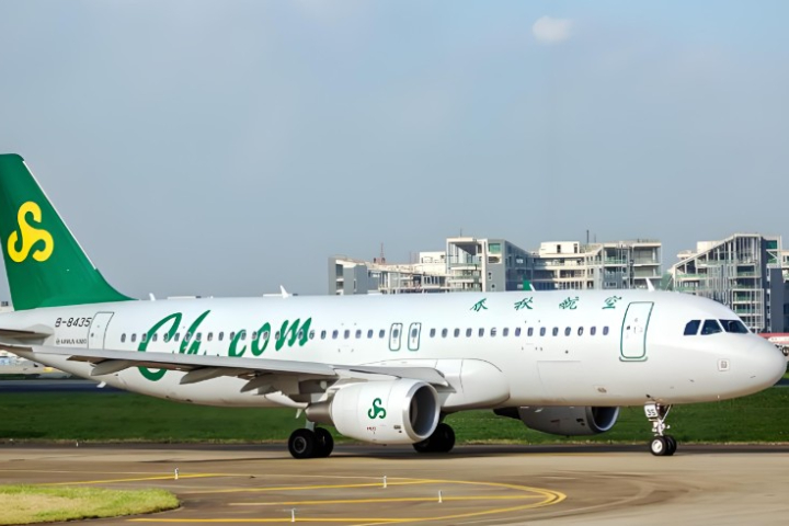 大陸春秋航空先前以「一中原則」為由，拒絕在大陸的台灣人以台胞證及台灣護照購買機票，不過後續又稱是「系統問題」，目前已恢復正常。圖/取自微博