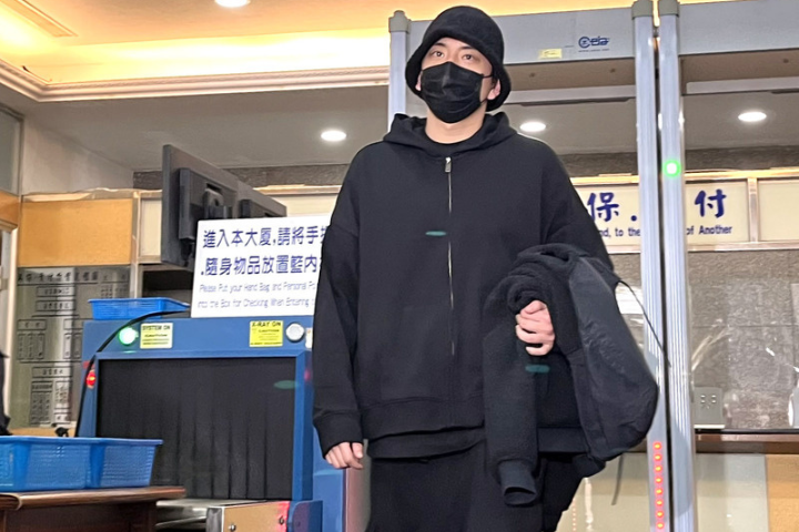 圖為今年3月藝人王大陸（見圖）與叫車司機發生糾紛，被新北地院裁罰500萬元交保，步出法院畫面。圖/中央社