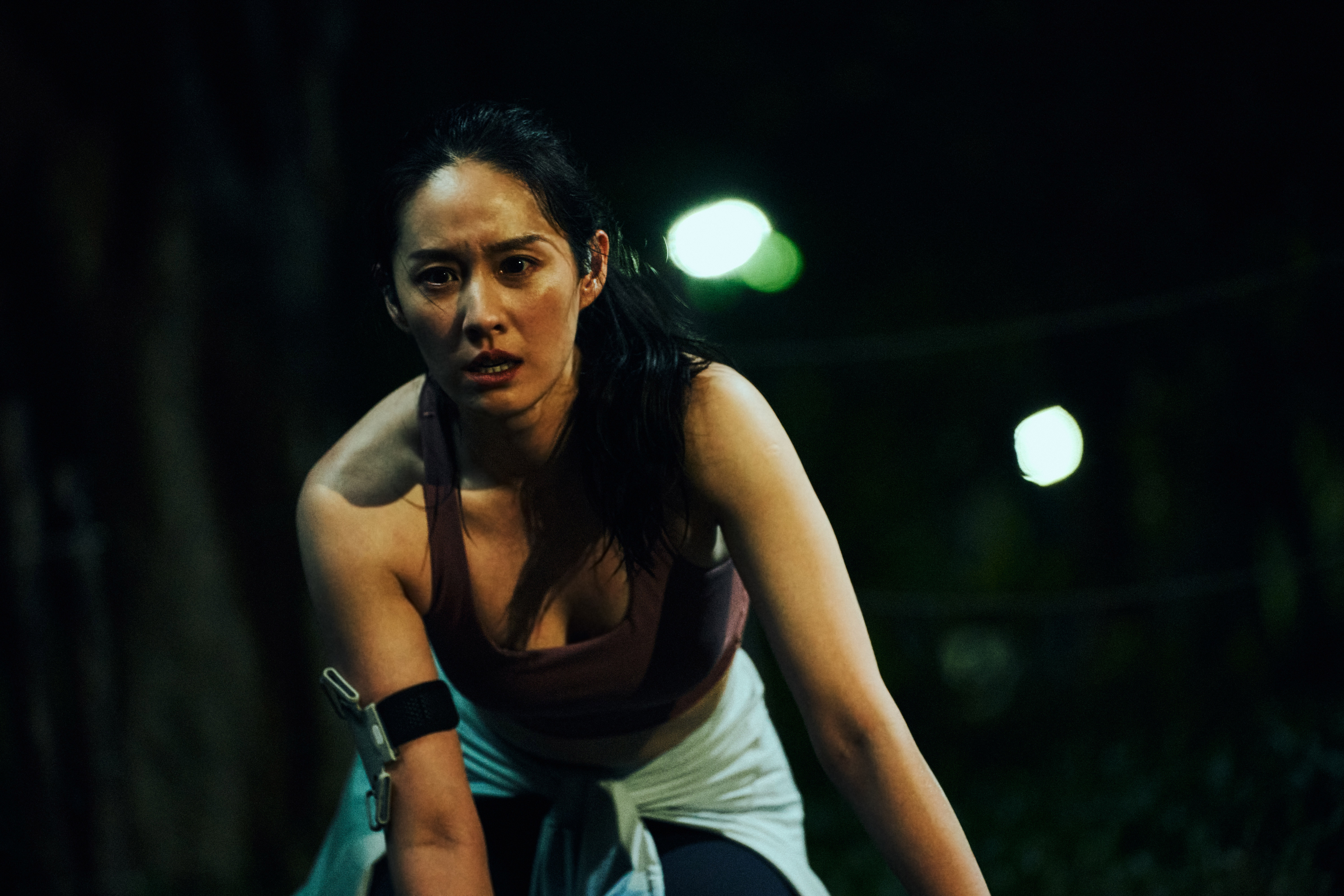 深夜在公園夜跑的曾愷玹似乎被怪人尾隨，可說是所有單身女子的惡夢、比鬼還驚悚的情節。圖/CATCHPLAY+提供 