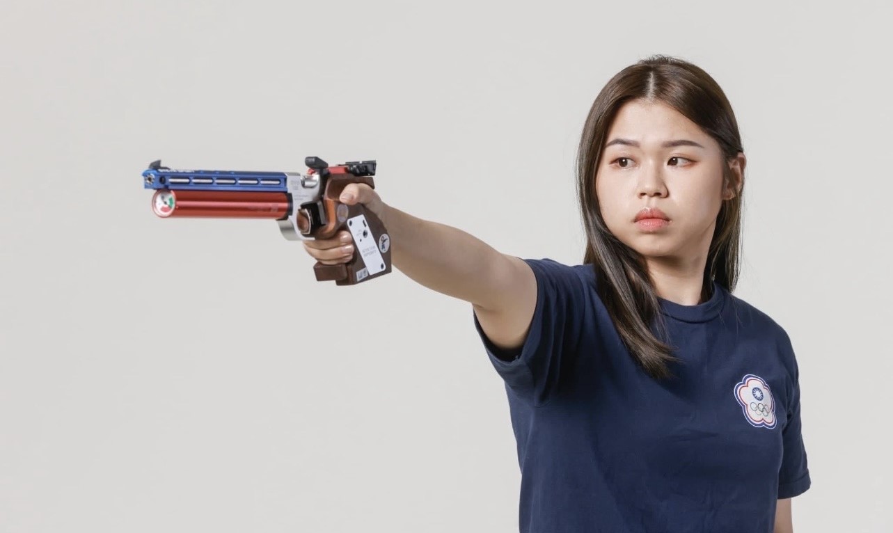 台灣女子射擊好手余艾玫自帶玩偶出席巴黎奧運。圖/取自余艾玟臉書