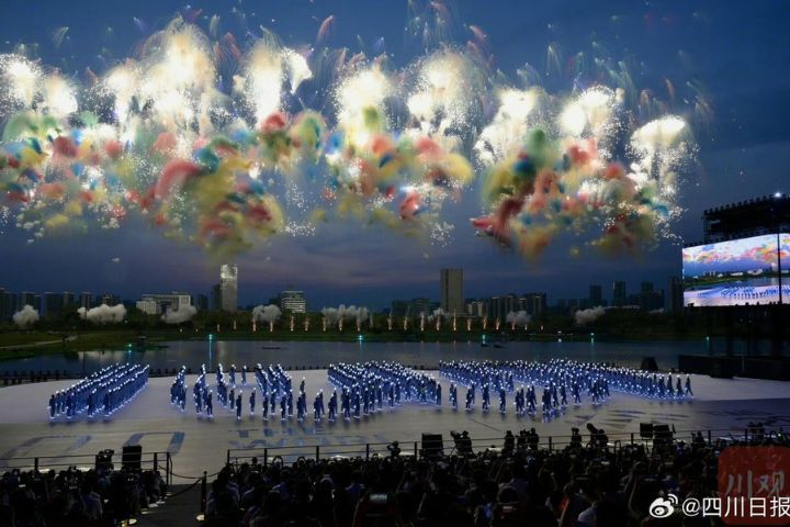 2025年成都世運會開幕，煙火點亮天府之夜。圖/取自四川日報微博
