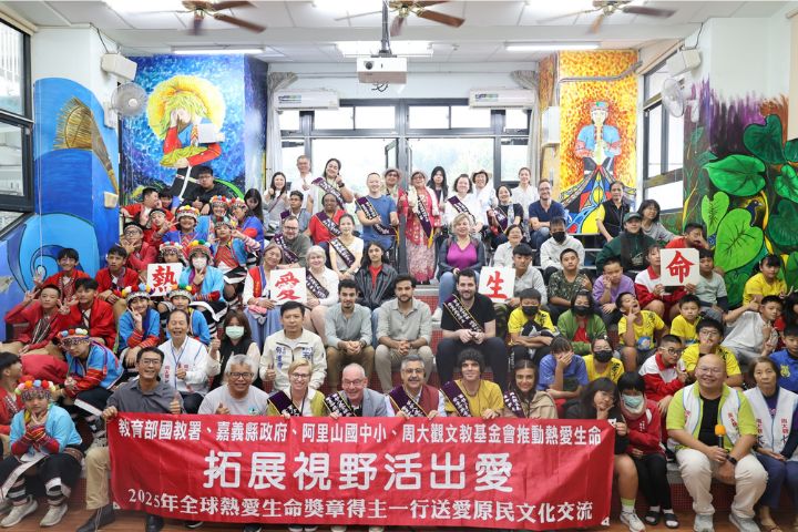 周大觀基金會請來全球熱愛生命獎章得主與原民文化阿里山國中小鄒之聲合唱團V.S.阿富汗祖赫拉管弦樂團，再奏希望樂章。圖/周大觀文教基金會提供