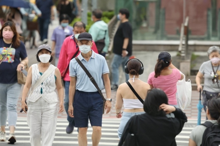 天氣持續悶熱，小心熱傷害。圖/取自中央社