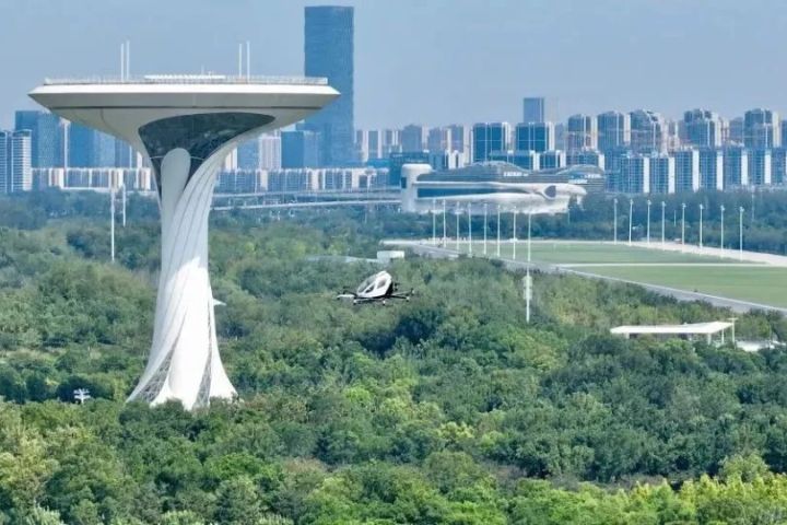 一架由16支旋翼驅動的eVTOL（電動垂直起降飛行器）在合肥市駱崗公園平穩升空，沿既定航線完成演示飛行後成功降落。圖/取自騰訊網