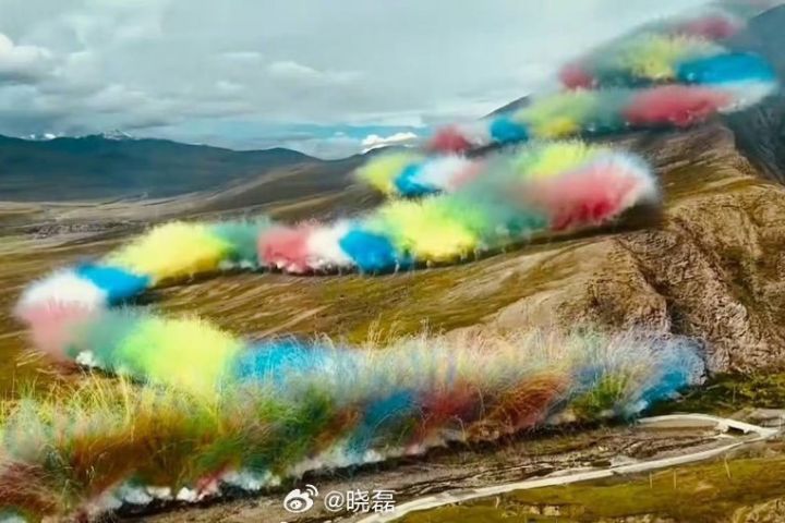 始祖鳥聯手蔡國強在西藏喜馬拉雅山脈舉行名為《升龍》的大型煙花藝術表演。圖/取自曉磊微博