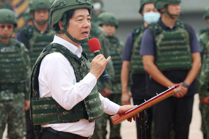 總統兼民進黨主席賴清德傾全黨之力進行「大罷免」，民進黨立院黨團總召柯建銘還喊出「以刑法100條」伺候，令人不知今夕何夕。圖為賴清德視察漢光演習。圖／中央社