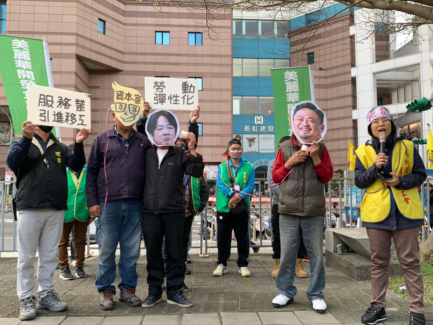 勞工團體11日前往民進黨中央黨部，抗議行政院長卓榮泰與商總座談後，就倉促提出明年春節後服務業引進外籍移工的政策。圖/桃園市產總提供