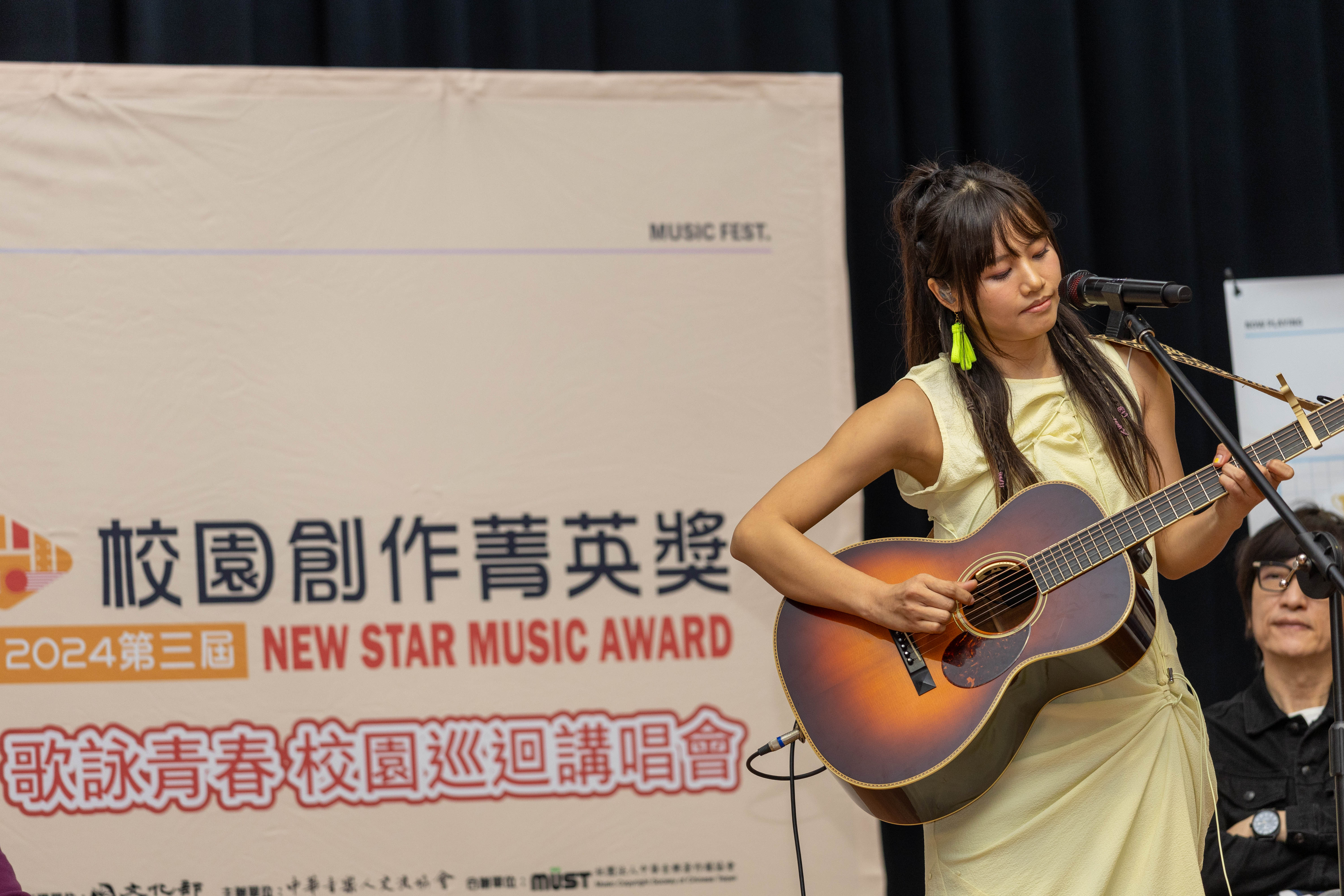 創作歌手吳汶芳出席「校園創作菁英獎」5場校園講唱會，分享自己創作過程。圖/中華音樂人交流協會提供