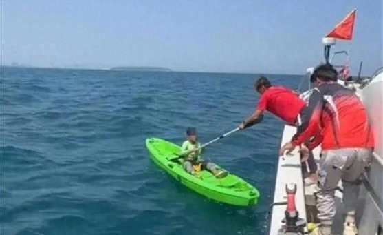 大陸海釣船在三亞海釣時，救起一名漂流一天一夜的男童。圖/取自極目新聞微博