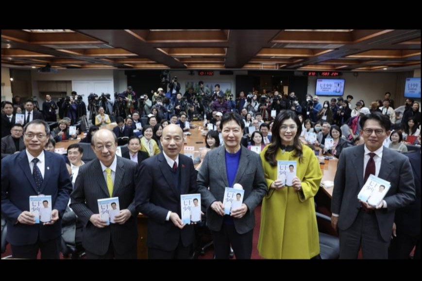 中廣前董事長趙少康（前右3）20日在立法院舉行新書發表會，立法院長韓國瑜（前左3）、國民黨主席鄭麗文（前右2）、民眾黨主席黃國昌（前右）、民進黨立法院黨團總召柯建銘（前左2）、國民黨立委蘇清泉（前左）等貴賓合影留念。圖/中央社