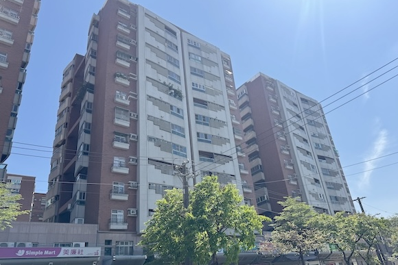 台灣人口老化嚴重，圖為高雄市岡山區眷村改建的勵志新城。圖/記者林瑞益攝