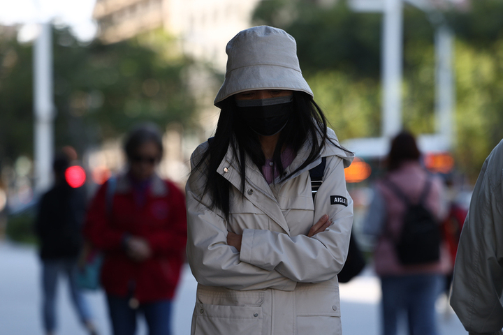 水氣降低，但輻射冷卻仍使各地氣溫偏涼冷。圖/取自中央社