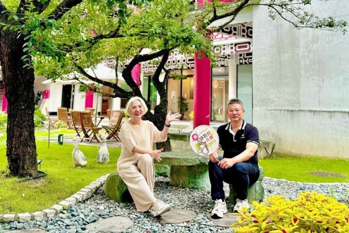 教育電台由陳碧涵博士（左）主持的「與美感教育共舞」節目專訪源將單車生活館創辦人陳旭源（右）。圖/取自陳碧涵臉書