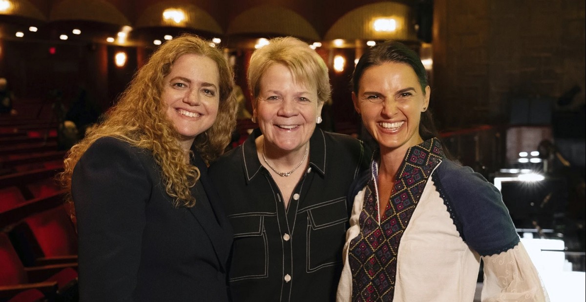 左至右為Speranza Scappucci、Marin Alsop、Oksana Lyniv（©Muriel Steinke/MET）