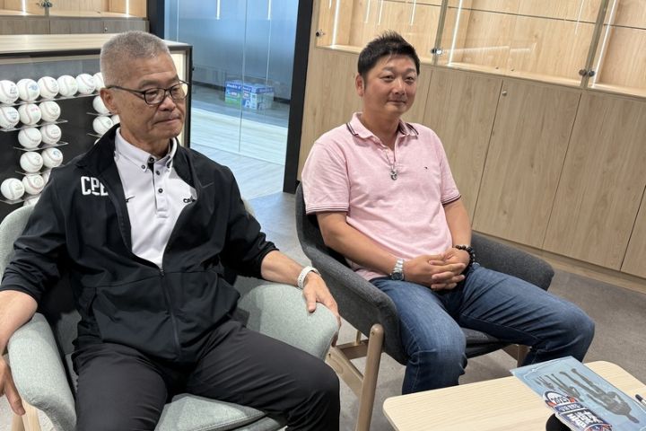 中華職業棒球大聯盟25日舉行世界棒球經典賽選訓會議，續任2026年WBC中華隊總教練的曾豪駒（右）會後受訪。左為中職秘書長楊清瓏。圖/中央社