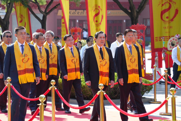 馬英九（左）今天（21日）率團赴甘肅天水參與公祭伏羲大典，與宋濤（右）一齊獻花。圖/馬英九基金會提供。