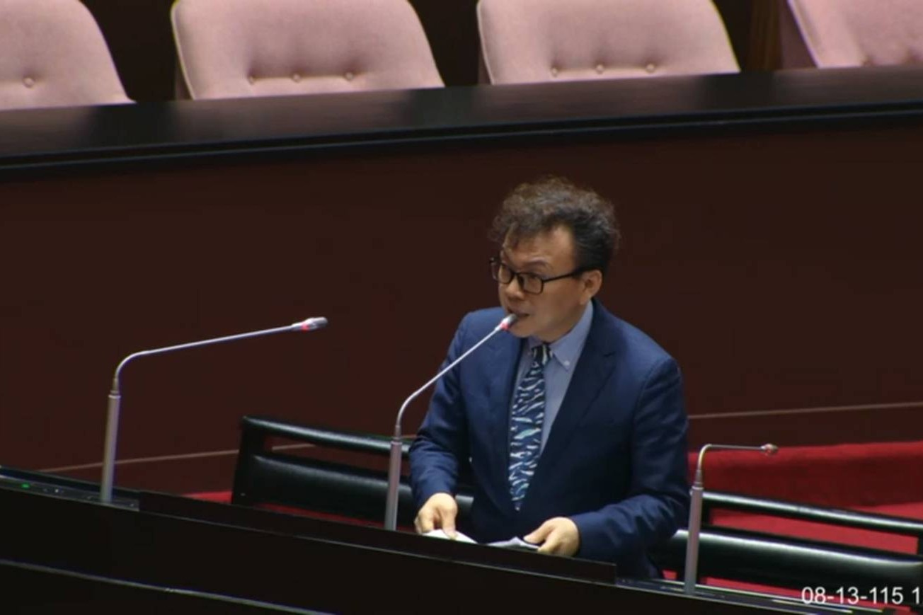 國民黨立委鄭正鈐(圖)17日痛批，為何行政院長可以不副署已通過三讀的法案，立法院卻不能刪總統國務機要費？圖/翻攝自國會頻道