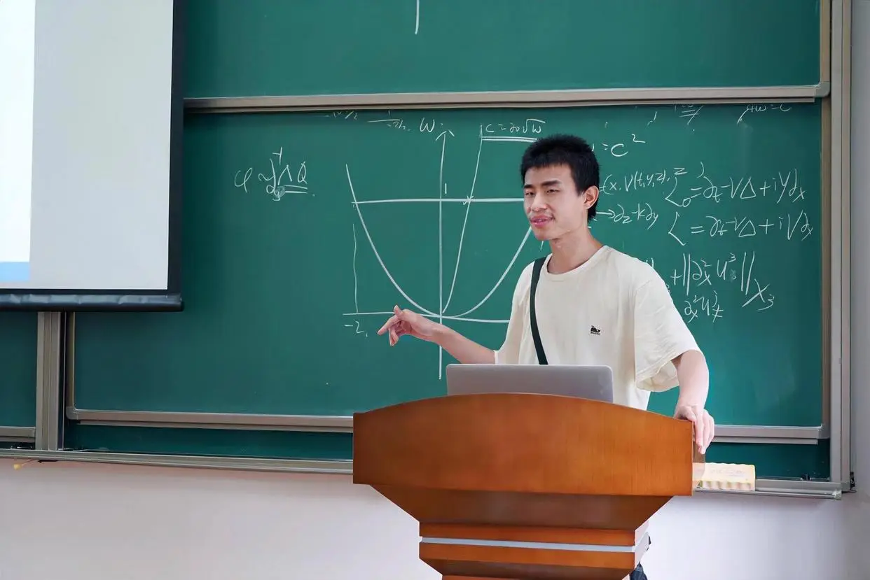 北大數學奇才韋東奕，近年已在網路爆紅。但近日再成熱搜，是因網上出現「韋東奕定理」說法，指可破解國際百年數學難題，但數學界至今未見這「定理」內容是什麼。圖／取自搜狐