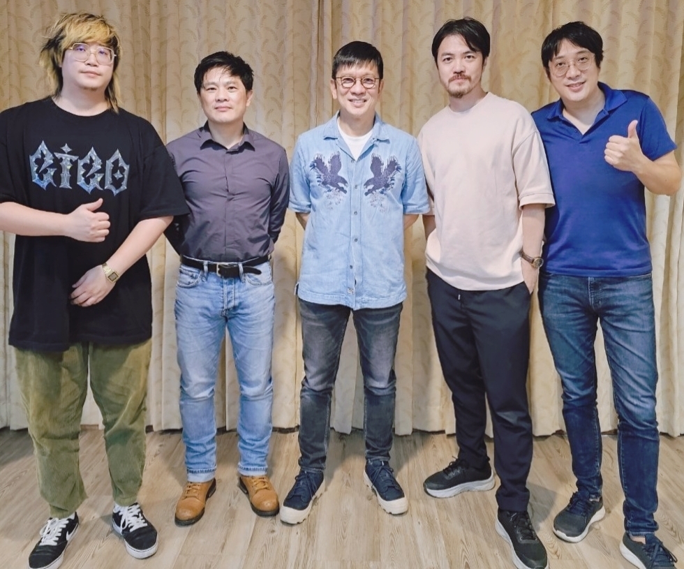 𝟐𝟎𝟐𝟑-𝟐𝟎𝟐𝟒南面而歌評審團，左起ZERO阿霖、蘇明淵、評審總召陳子鴻、王爺斯禹、藤井俊充。圖/新視紀整合行銷提供