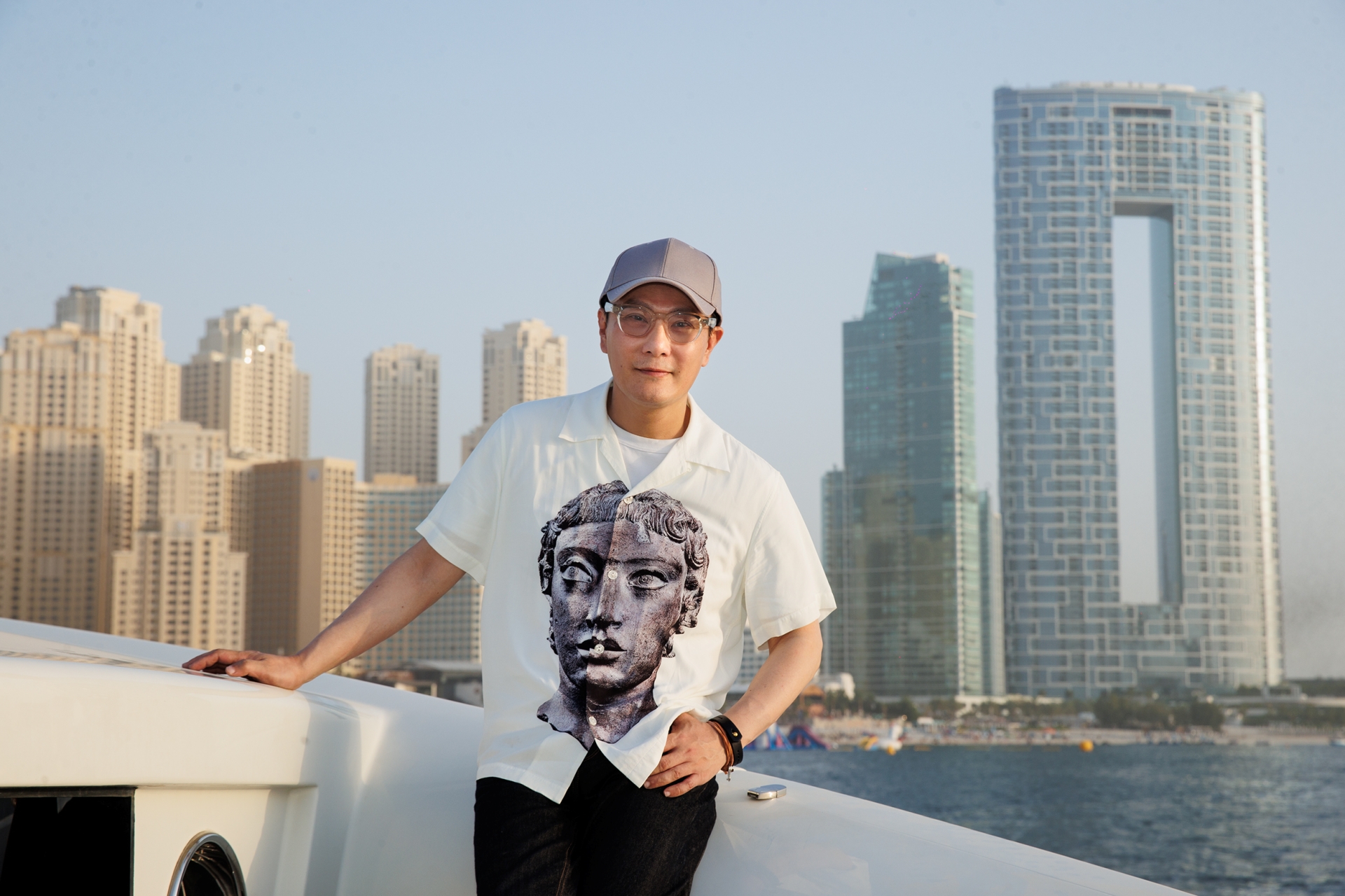 張信哲成為第一位在杜拜舉辦演唱會的華人歌手，他透露許多杜拜開唱的秘辛。圖/潮水音樂提供