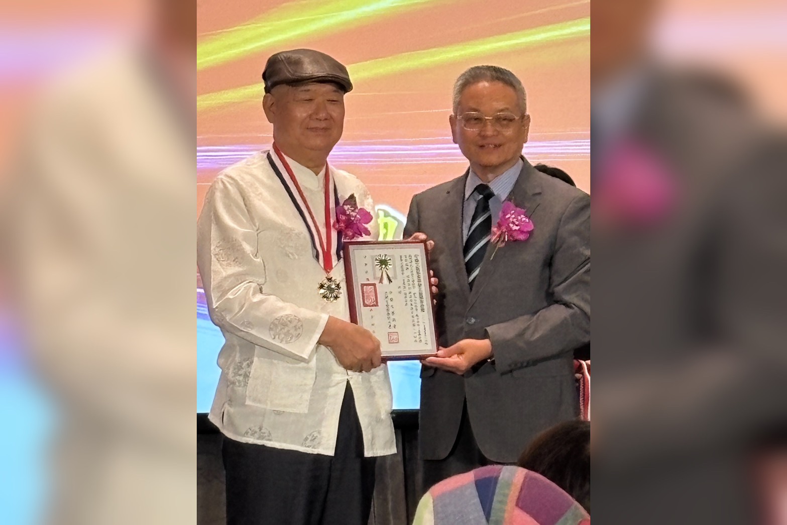 中華詩詞藝術協會理事長謝明輝表示，獲得中國文學詩詞獎，背後最大的功臣是他的太太蔡玉盞。圖/謝明輝提供