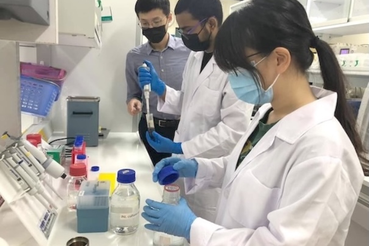高醫大副教授李偉鵬（左）期望藉由計畫資源擴大，培育台灣新世代優秀研究人才。圖/高醫大提供