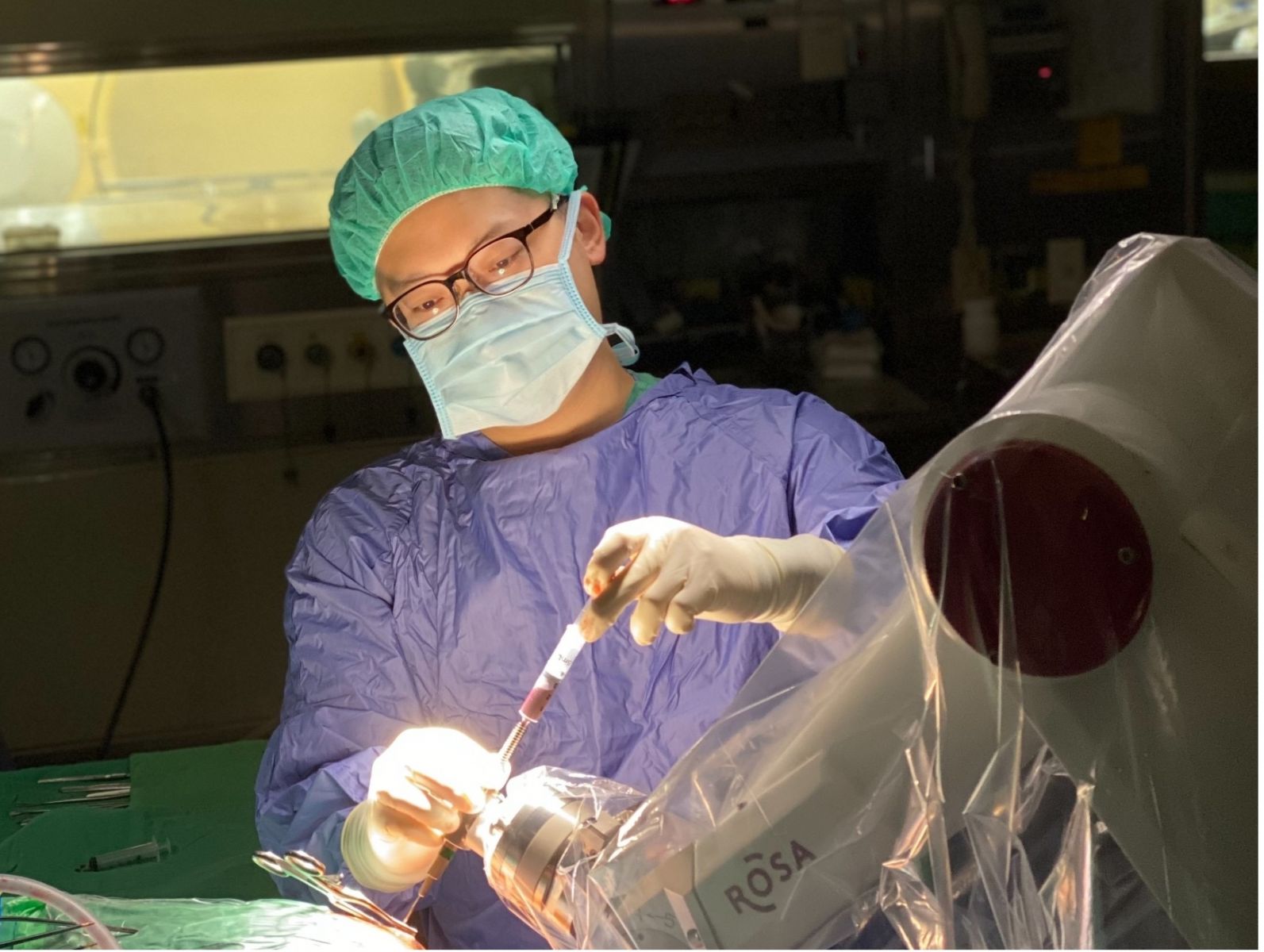 醫師透過ROSA機器人立體定位血塊抽吸手術避免失能命運。圖/雙和醫院提供