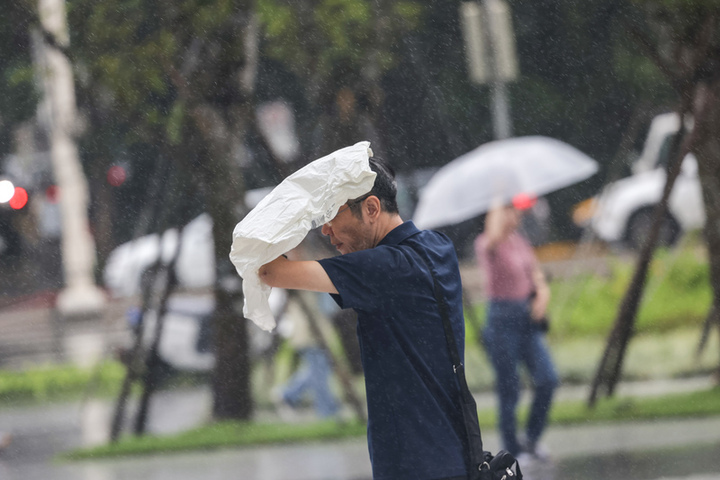 華南雲雨區東移水氣增加，全台有雨。圖/取自中央社