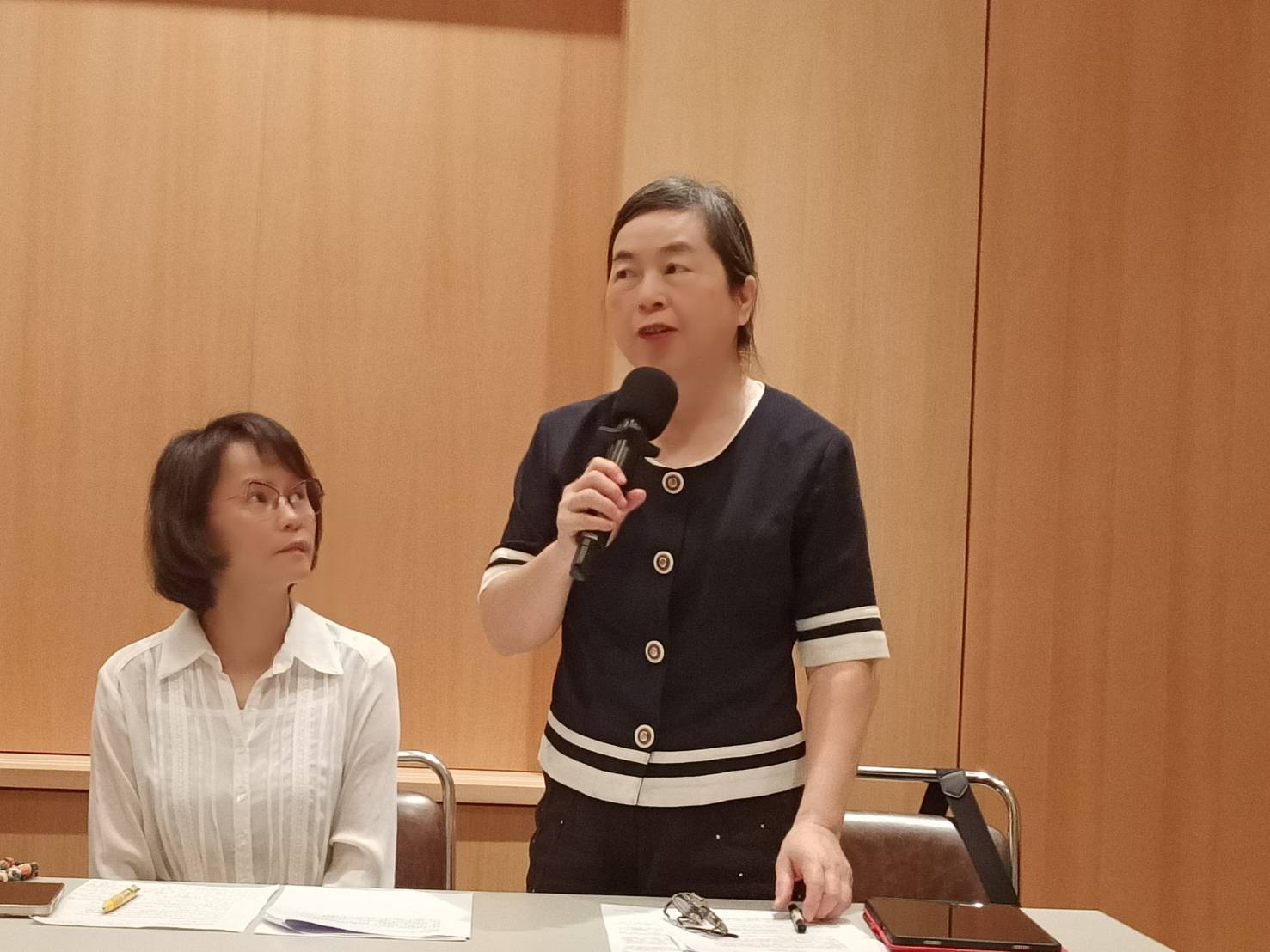 教改論壇召集人周祝瑛(站立者)，左為北一女中國文教師區桂芝。圖/簡立欣攝