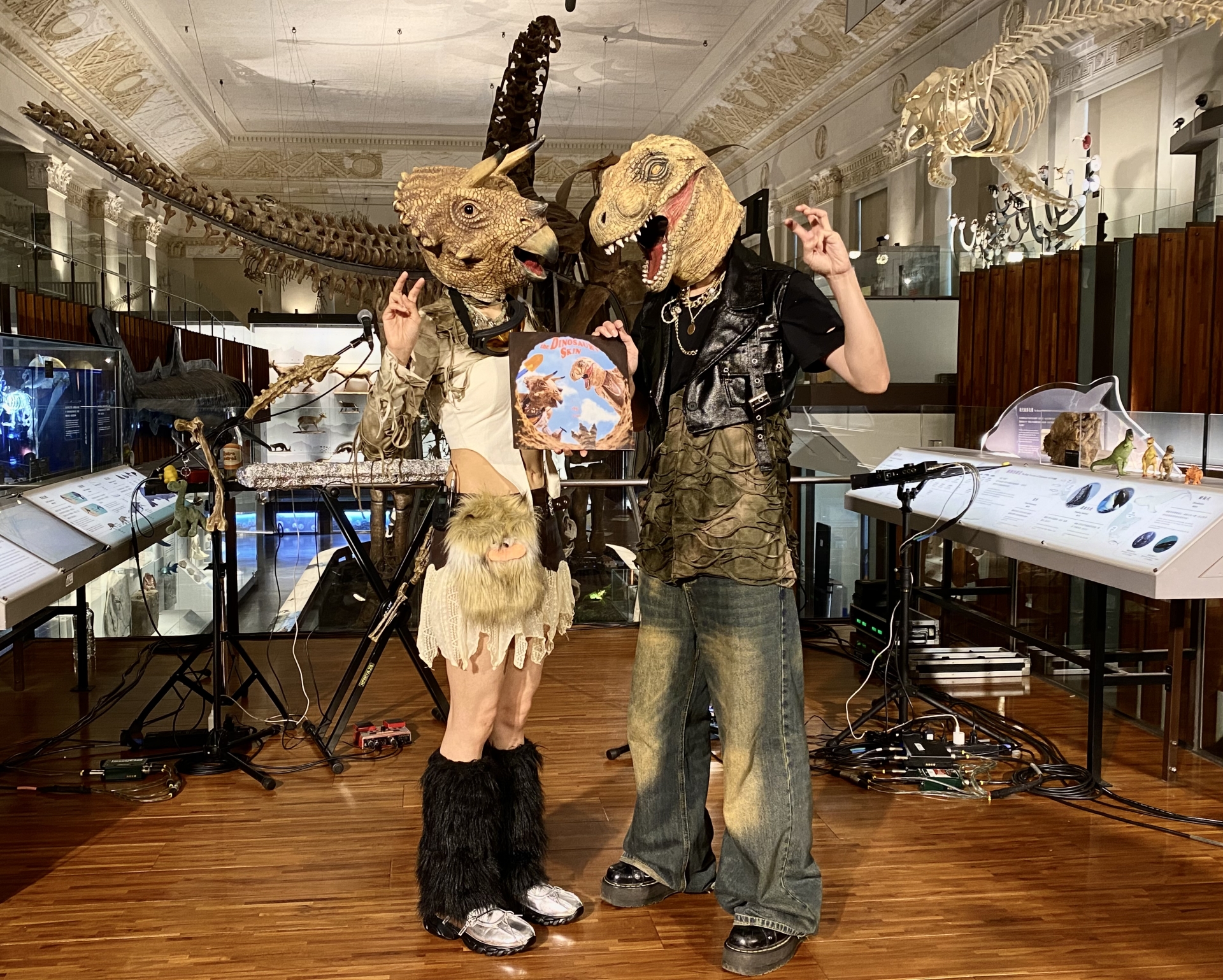 由兩隻穿越時空來到現代的暴龍與三角龍所組成的樂團「The Dinosaur’s Skin恐龍的皮」，推出第一張概念專輯《I Dig You》。圖/田瑜萍攝