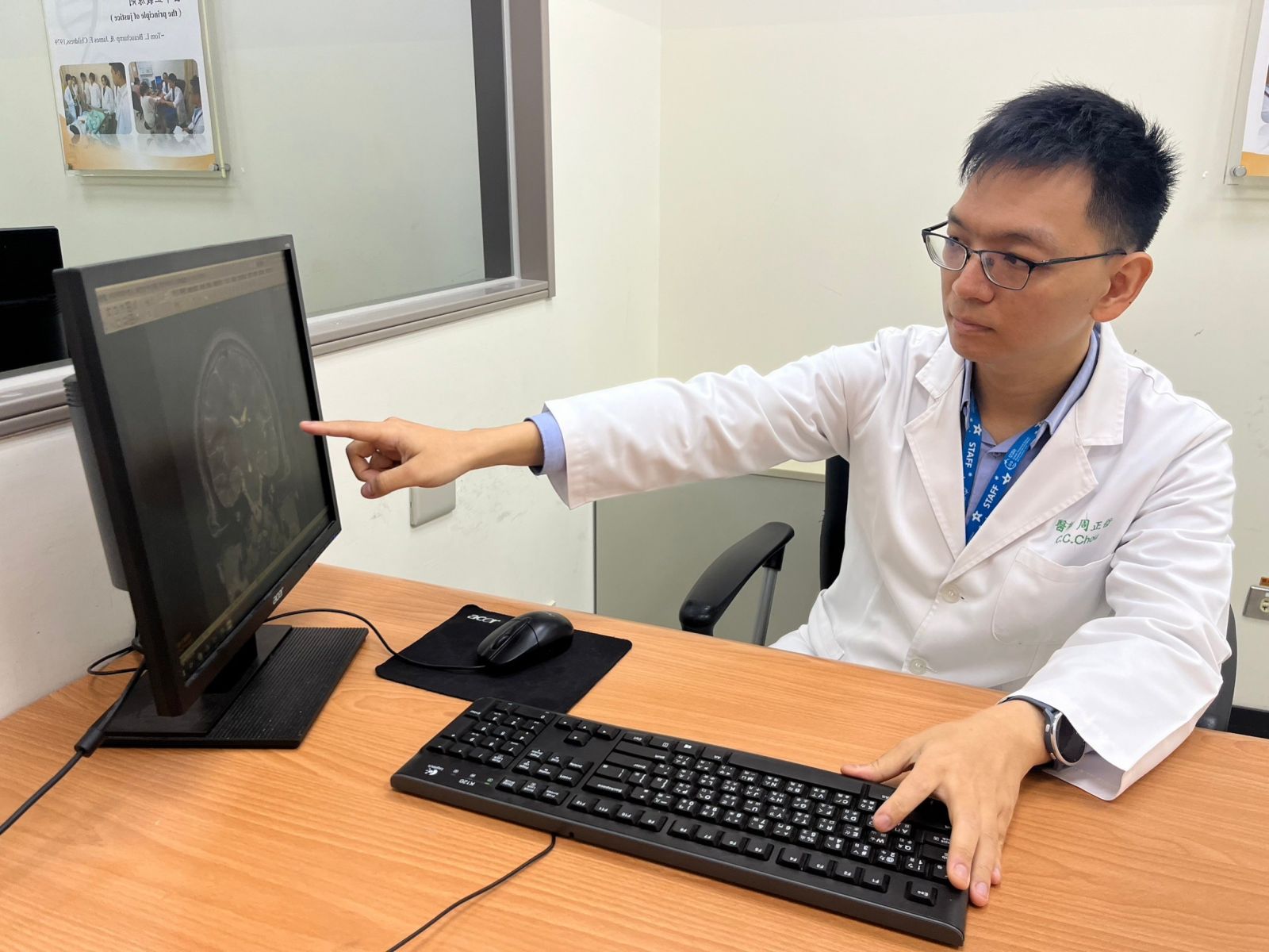 小兒神經科周正哲醫師分享近期診間出現功能性神經患疾症狀的個案，後續安排心理諮商與復健，狀況逐漸穩定。圖／雙和醫院提供