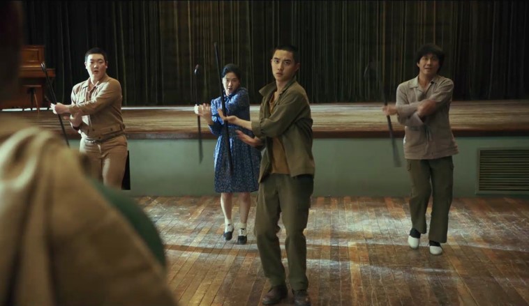 韓戰期間，美軍籌組踢躂舞團以美化戰俘營形象，成為《搖擺男孩》故事歷史背景。圖/車庫娛樂提供