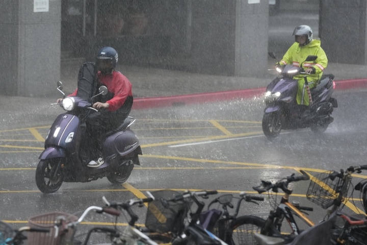 水氣減少，但午後中部以北地區及其他山區仍有局部短暫雷陣雨。圖/取自中央社