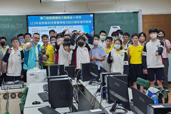 台灣校園人工智慧教育協會受邀至南山中學開設AI機器人班。授課老師與南山中學程式專班學生合影。圖/台灣校園人工智慧教育協會提供