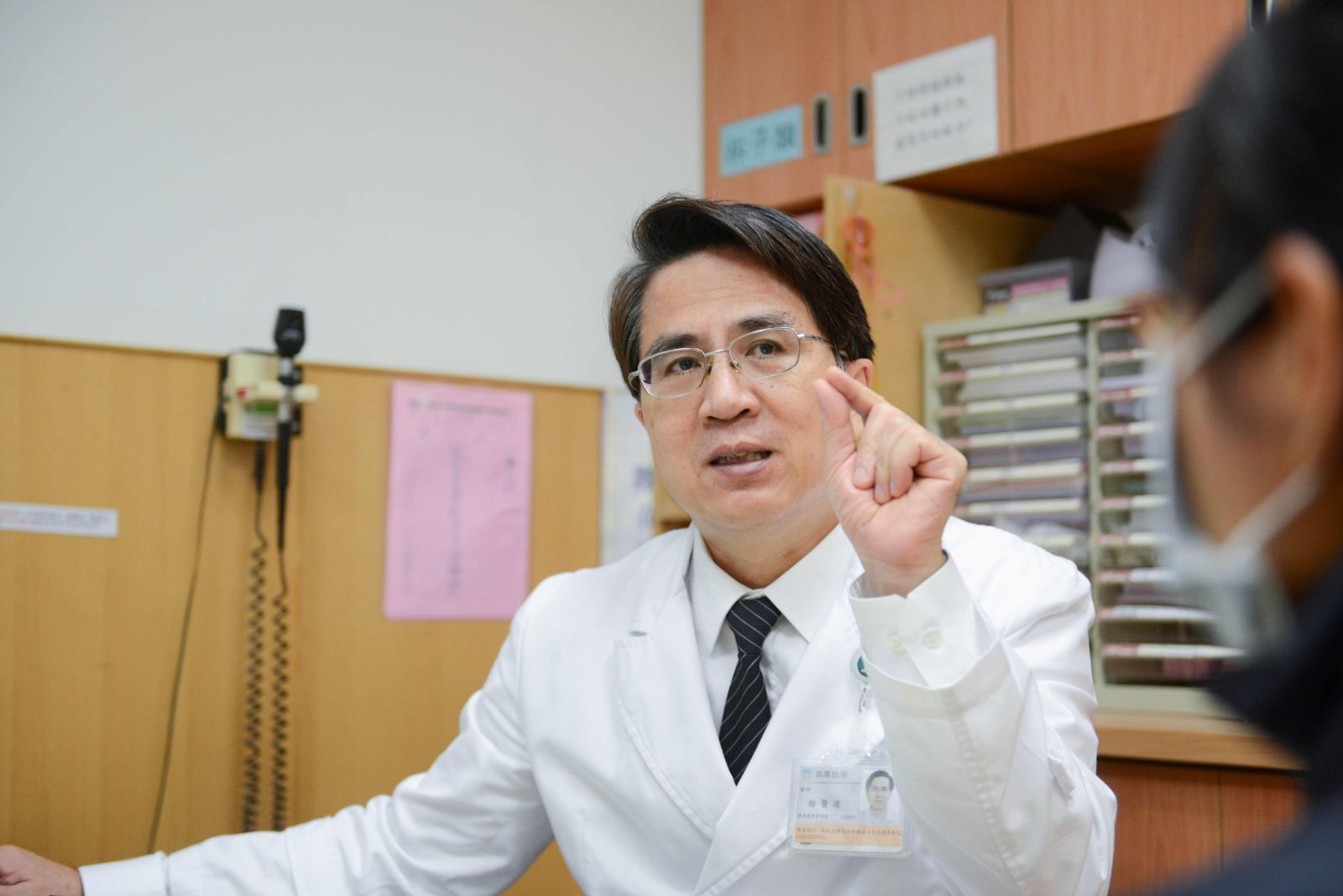 神經外科主任徐賢達醫師說明，聽神經瘤嚴重時恐對人體產生嚴重影響。圖/台北慈濟醫院提供