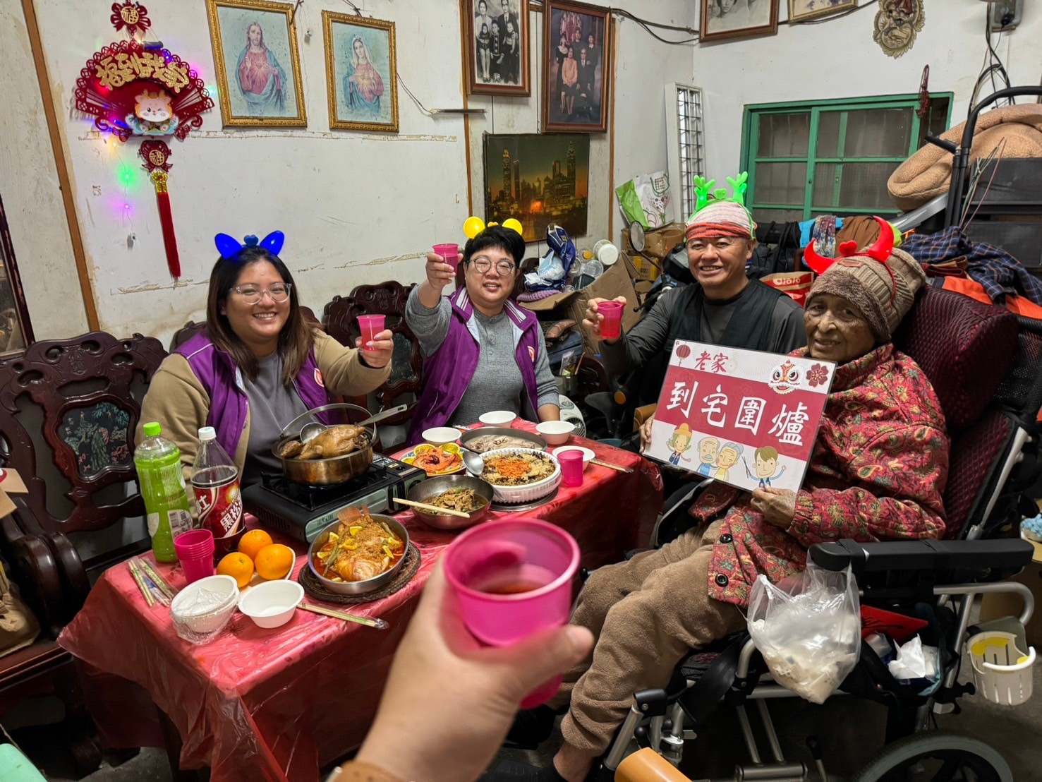 花蓮老家社工到宅圍爐。圖／頂新和德文教基金會提供