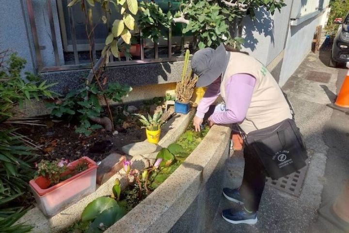  台南市出現115年首例登革熱境外移入病例，圖為台南病媒蚊監測人員巡檢戶外環境。圖/台南市政府提供、中央社