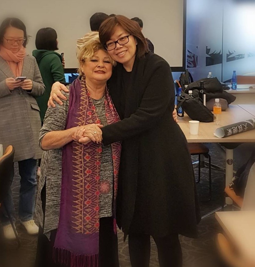 世界級橄欖油權威阿莉莎博士和王繹銨﹝左二﹞在台已培訓近20名品油師。圖／曼時平台提供