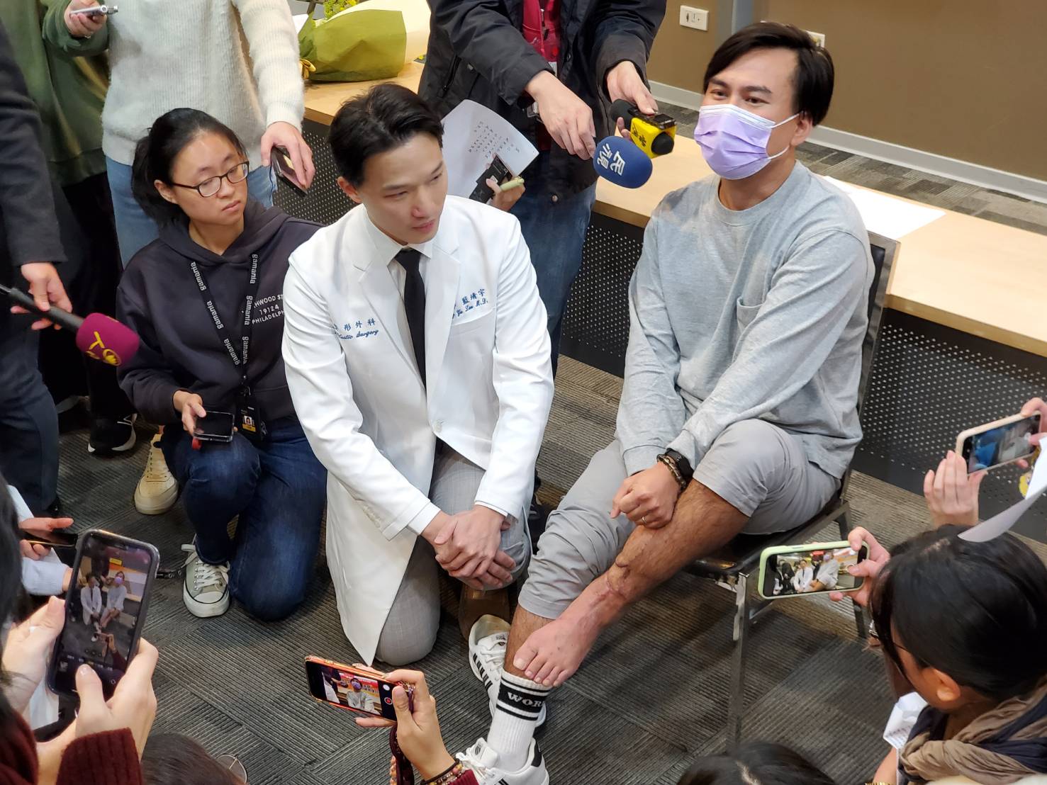患者出席記者會感謝醫護人員對他的協助。圖/基隆長庚醫院提供