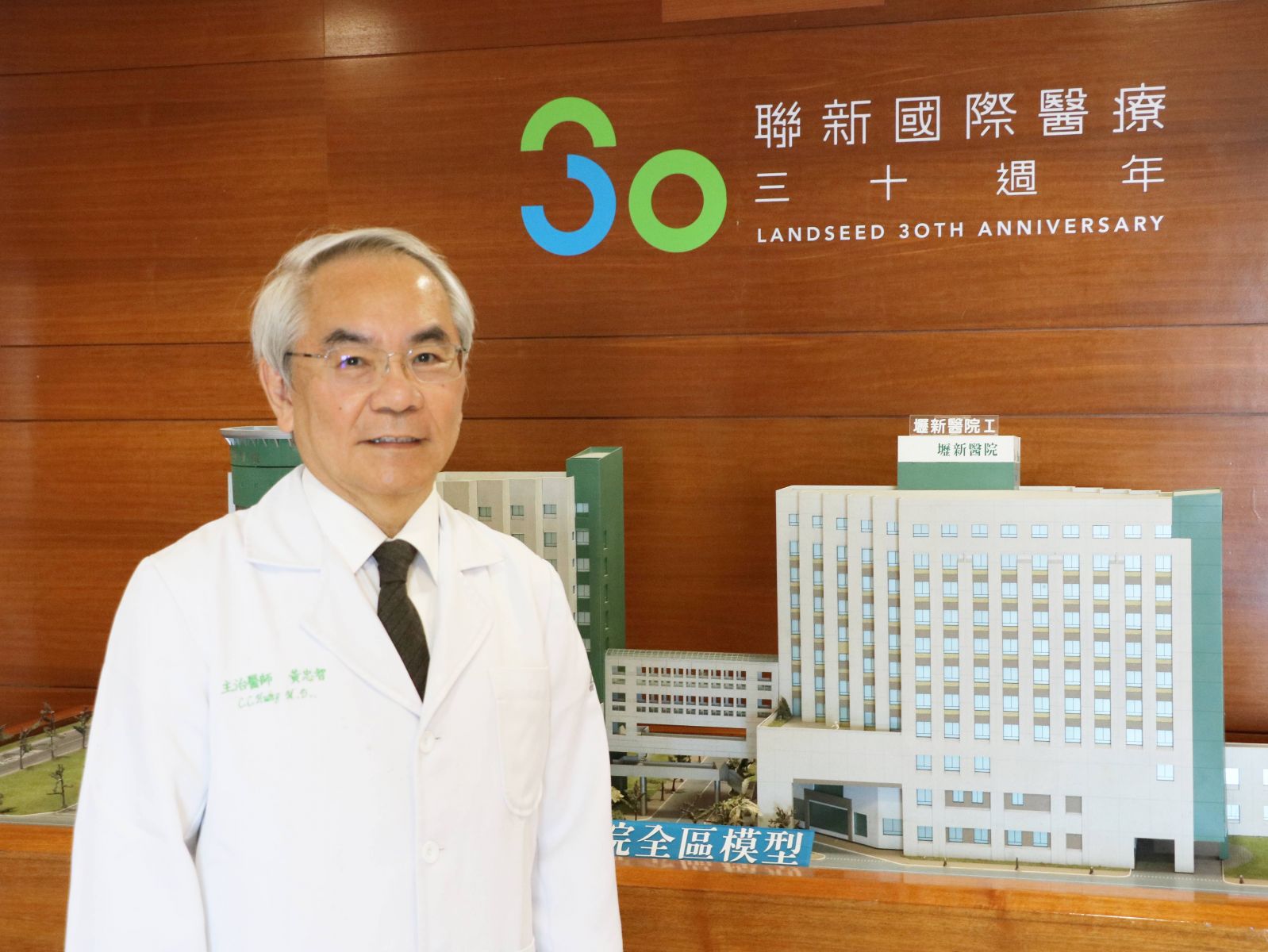 聯新國際醫院副總院長、胸腔內科醫師黃忠智表示，肺癌不易察覺，長期咳嗽、聲音突然沙啞、胸痛、咳中帶血等徵兆要盡快就醫檢查，及早發現，治癒率更高。圖/聯新國際醫院提供